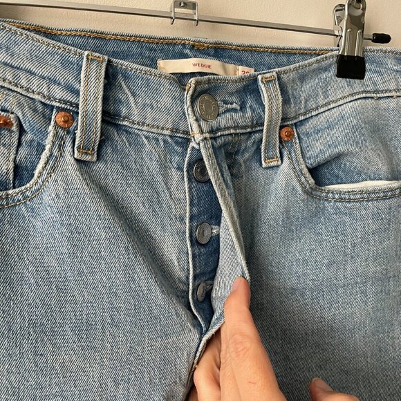 Levi's Wedgie Icon Fit Frayed Hem Button-Fly High Rise Cropped Jeans Blue 28 - Picture 7 of 11
